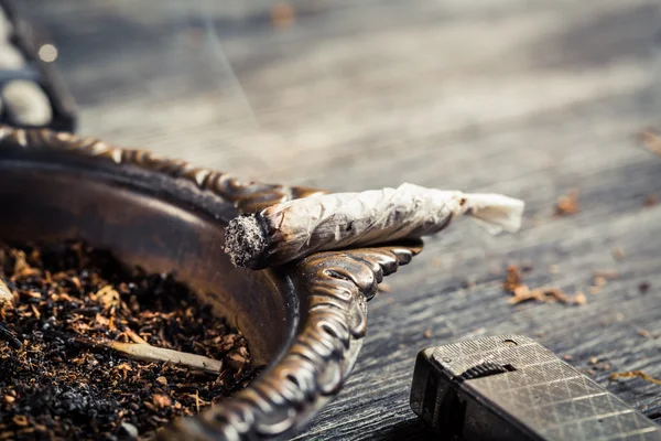 Feu cigarette faite à la main sur le cendrier — Photo