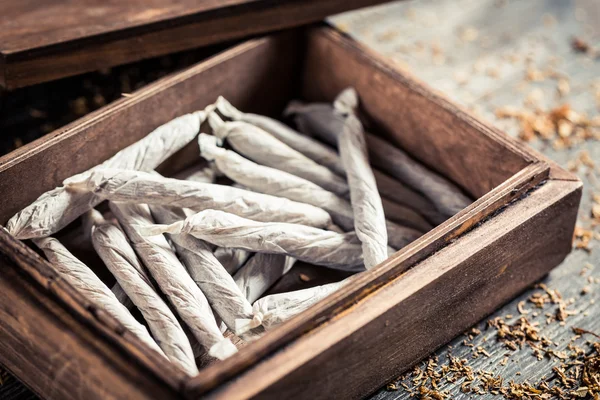 タバコと木製の箱のクローズ アップ — ストック写真