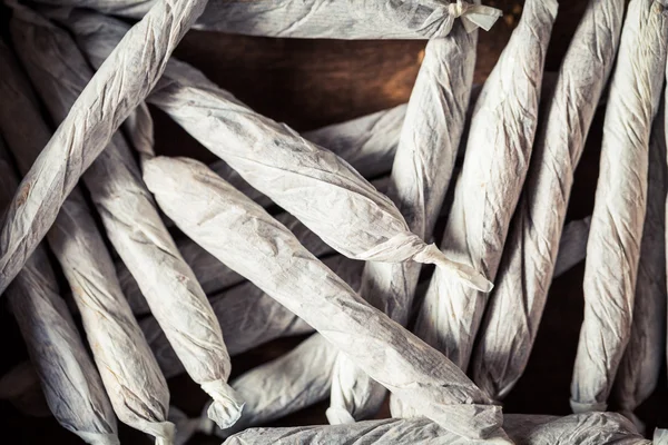 Primer plano de cigarrillos hechos a mano en caja de madera — Foto de Stock