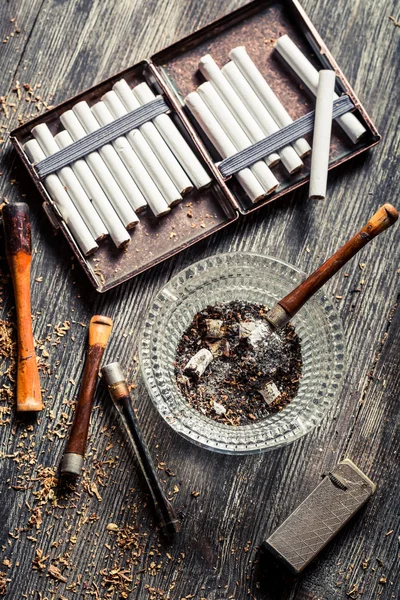 Fumou um cachimbo de madeira com cigarros — Fotografia de Stock