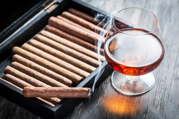 Rising aroma of burnt cigar and cognac — Stock Photo, Image