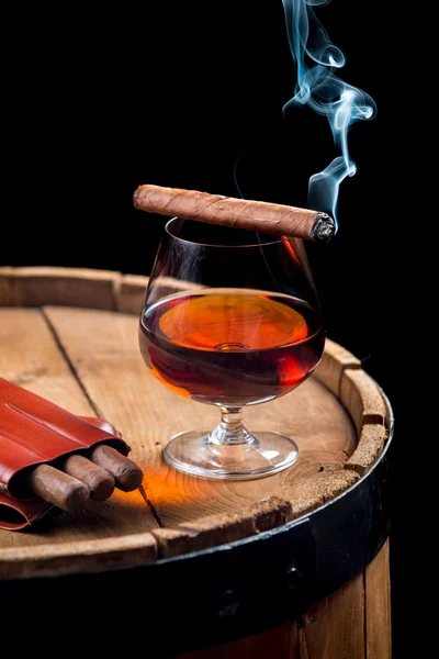 Aroma of Cuban cigars and cognac on black background — Stock Photo, Image