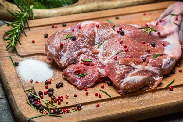 Närbild av färskt älgkött med peppar och salt — Stockfoto