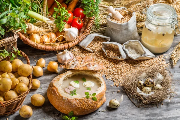 Zuppa servita nel pane con salsiccia e uova — Foto Stock