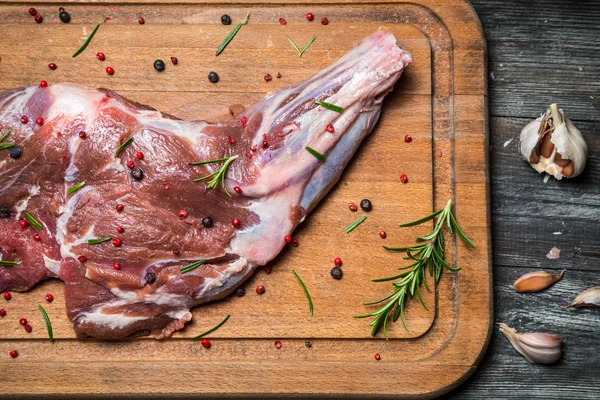 Färskt älgkött med peppar och vitlök — Stockfoto