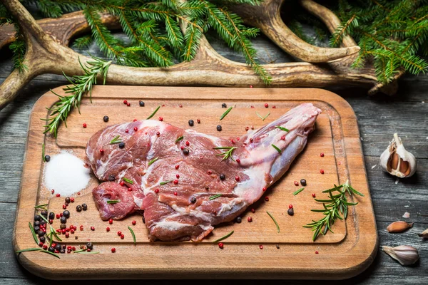 Carne fresca temperada com sal, pimenta e alecrim — Fotografia de Stock