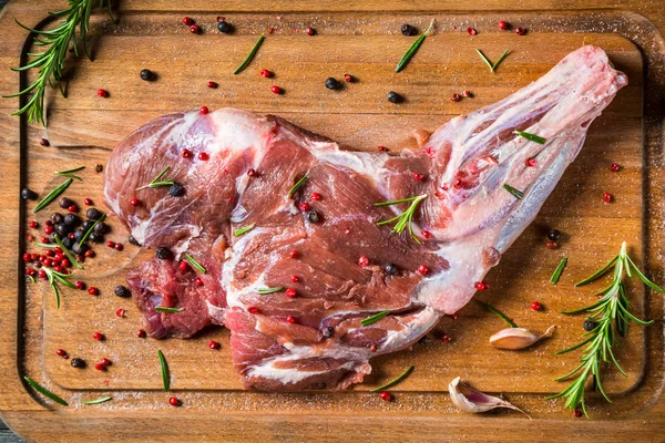 Vers rood vlees op smaak gebracht met rozemarijn en peper — Stockfoto