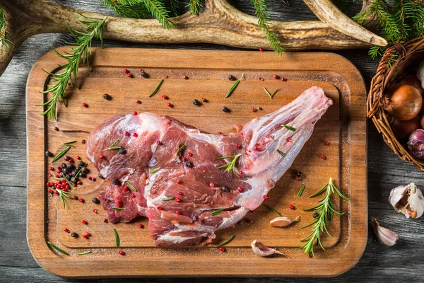 Verse hertenvlees verfraaien kruiden en peper — Stockfoto