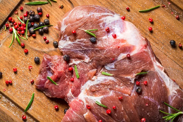 Färska röda vilt kött med rosmarin och peppar — Stockfoto