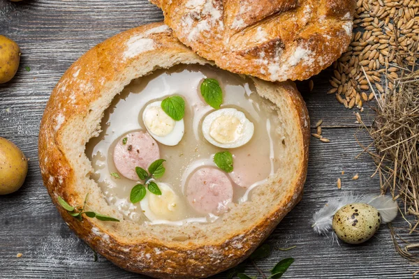 Sopa azeda em pão com manjerona — Fotografia de Stock