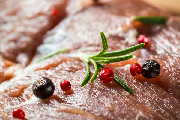 Nahaufnahme von rotem Fleisch mit Kräutern und Gewürzen — Stockfoto