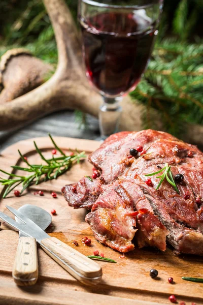 Cutting a piece of freshly baked venison — Stock Photo, Image