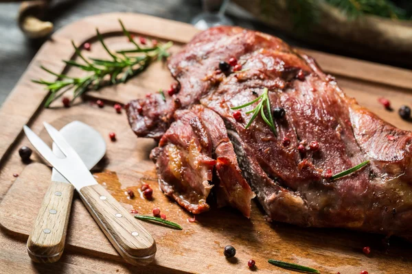 Zbliżenie na siekanie dziczyzny świeżo pieczone — Zdjęcie stockowe