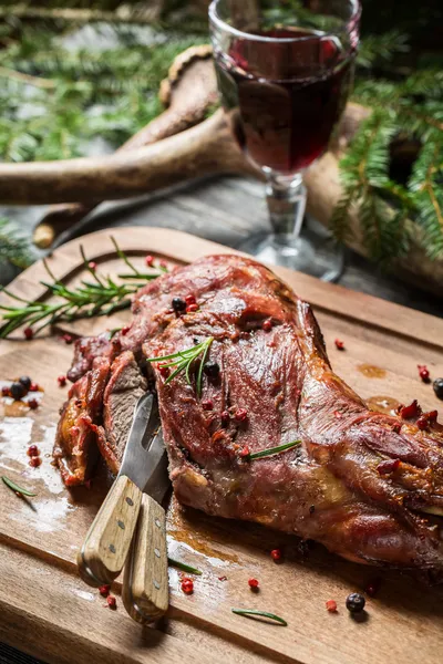 Kırmızı şarap ile taze kavrulmuş geyik eti — Stok fotoğraf