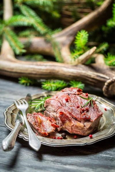 Primer plano de la carne de venado recién horneada en un plato —  Fotos de Stock
