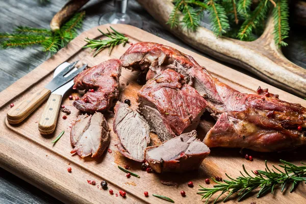 Färskt älgkött på bakgrund av horn och Gran — Stockfoto