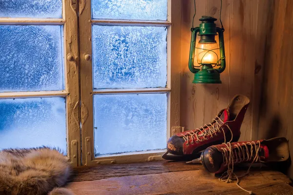Теплий котеджу в зимовий вечір — 스톡 사진