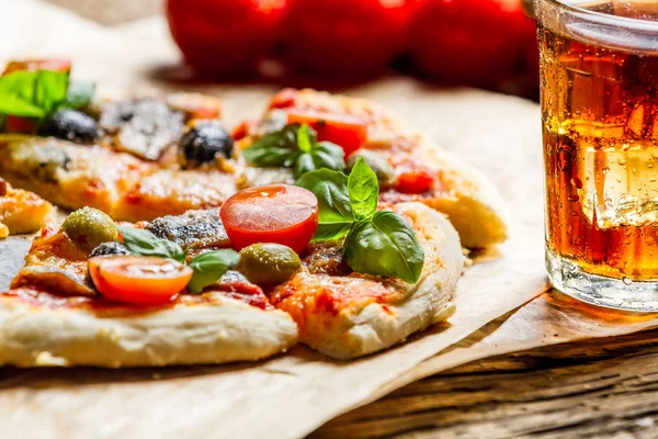 Pizza recém-assada e servida com bebida fria — Fotografia de Stock