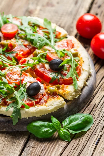 Färsk pizza gjord på färska ingredienser — Stockfoto