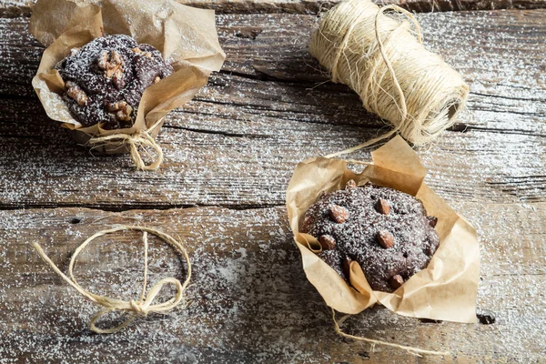 Doux muffins enveloppant avec de la ficelle — Photo