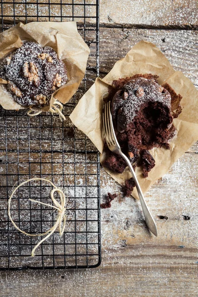 Äta färska bakat muffins — Stockfoto