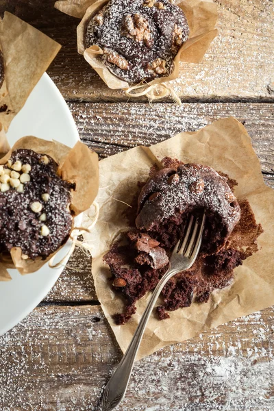 Enjoy freshly baked chocolate muffins — Stock Photo, Image