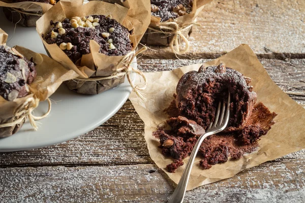 Geniet van vers gebakken chocolade muffins — Stockfoto