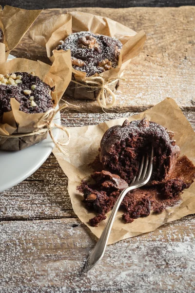 Tasting freshly baked chocolate muffin — Stock Photo, Image