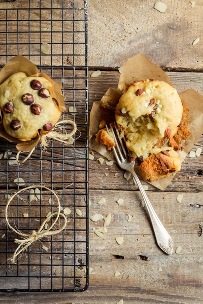 Desfrute de muffins de baunilha recém-assados — Fotografia de Stock