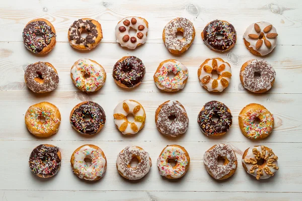 Grande grupo de donuts coloridos decorados — Fotografia de Stock