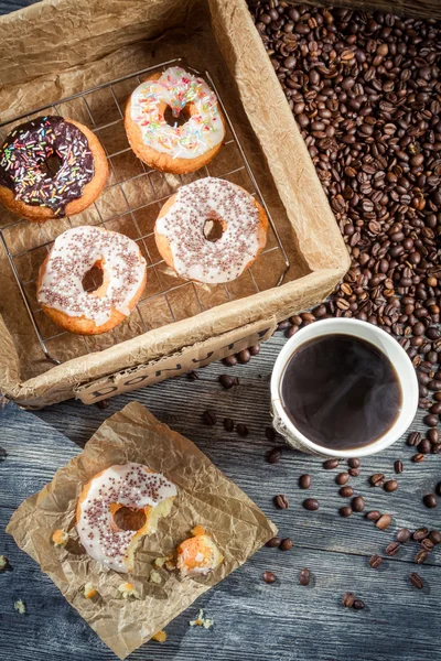 Ciambelle fresche da portare via con il caffè — Foto Stock