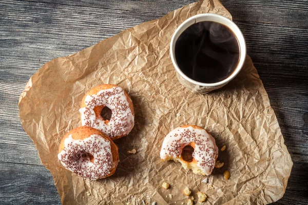 Donuts y fondo de café — Foto de Stock