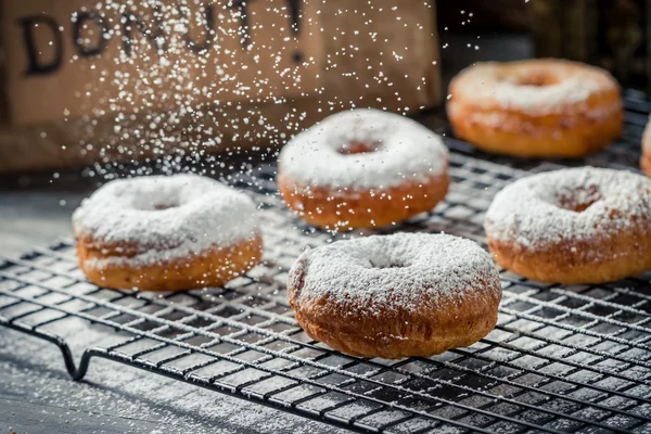 Donuts decorados com açúcar em pó — Fotografia de Stock