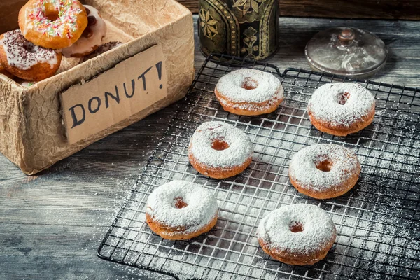 Verkostung frisch gebackener Donuts — Stockfoto