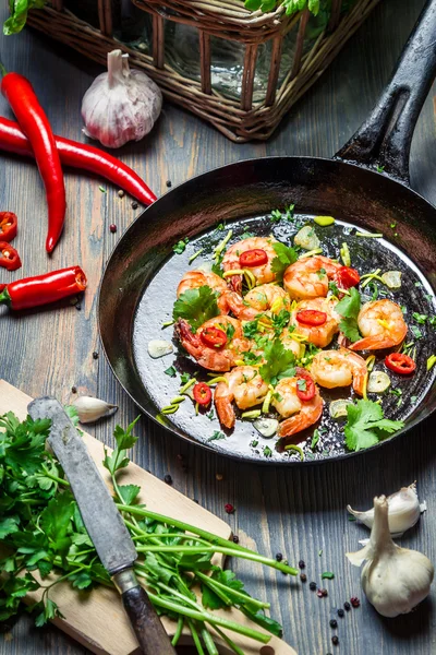 Cooking shrimps with fresh herbs — Stock Photo, Image