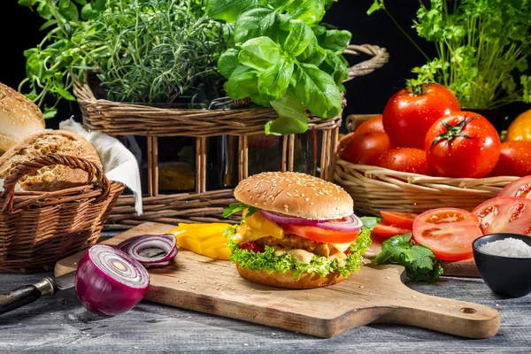 Färska grönsaker som ingredienser för hemlagad hamburgare — Stockfoto