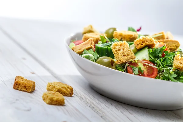 Primo piano su un'insalata Caesar fresca fatta di verdure — Foto Stock