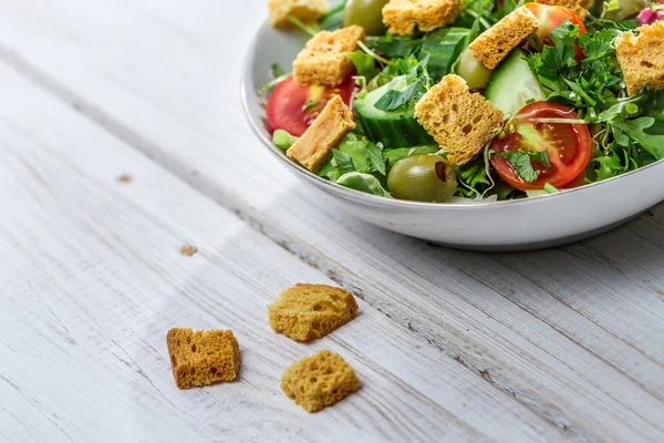 Salade au poulet et légumes frais — Photo