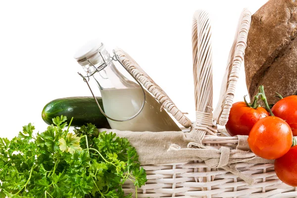 Färska och hälsosamma produkter i korgen — Stockfoto