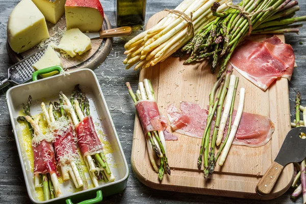 Espárragos envueltos en jamón de Parma con queso —  Fotos de Stock