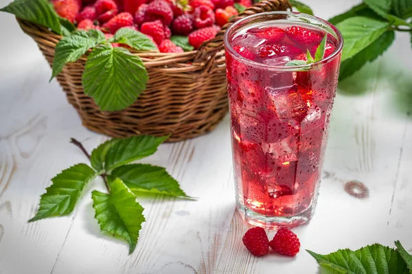 Juice from freshly harvested raspberries served with ice — Stock Photo, Image