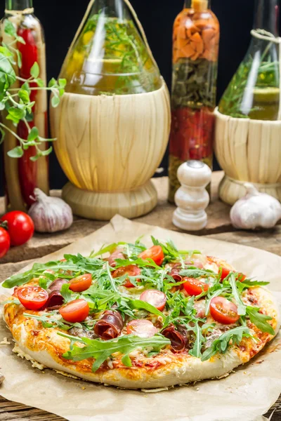 Voorbereiding van zelfgemaakte pizza met ham — Stockfoto