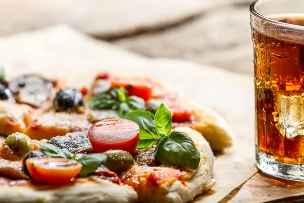 Bakade pizza och serveras med kall dryck — Stockfoto