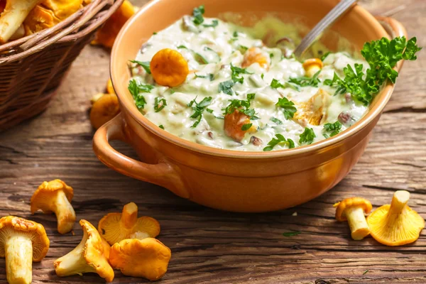 Cogumelo fresco com creme e salsa estão na floresta — Fotografia de Stock