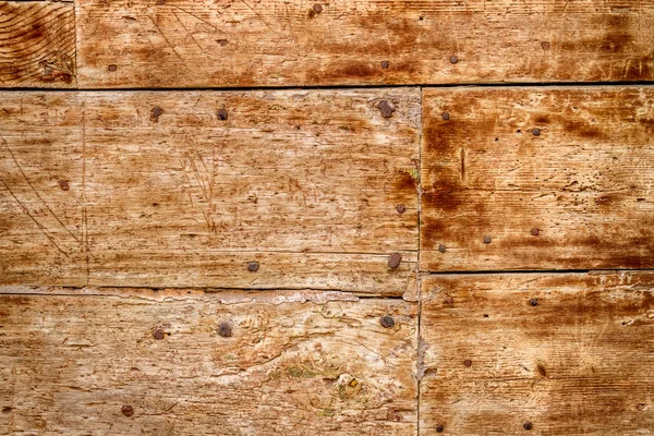 Stare drewniane drzwi z paznokci — Zdjęcie stockowe