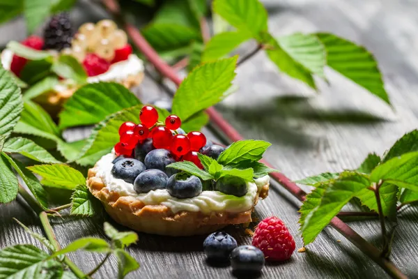 Piccolo cupcake con frutti di bosco — Foto Stock