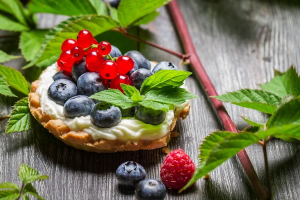 Kleiner Cupcake mit Beerenfrüchten — Stockfoto