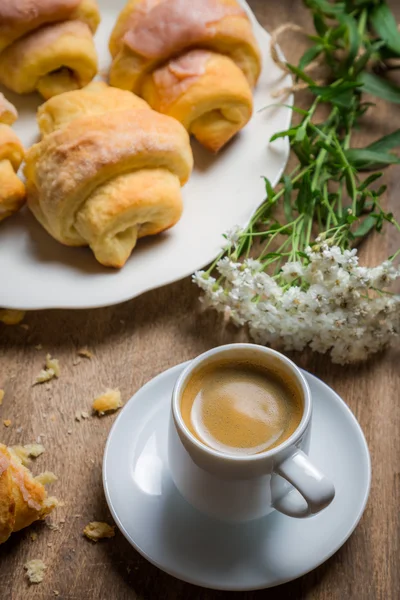 浓咖啡和羊角面包一起吃早餐 — 图库照片