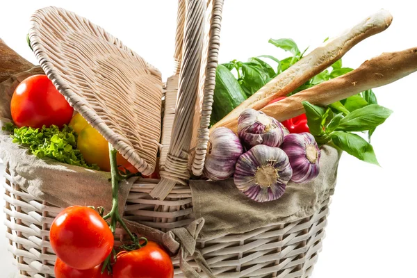 Крупный план корзины, полной свежих овощей — стоковое фото