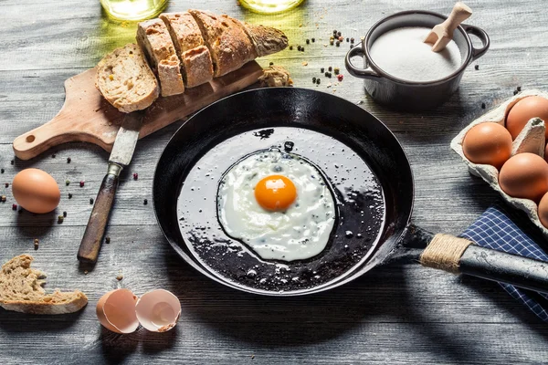 Preparazione a frittura di uova su una pentola — Foto Stock